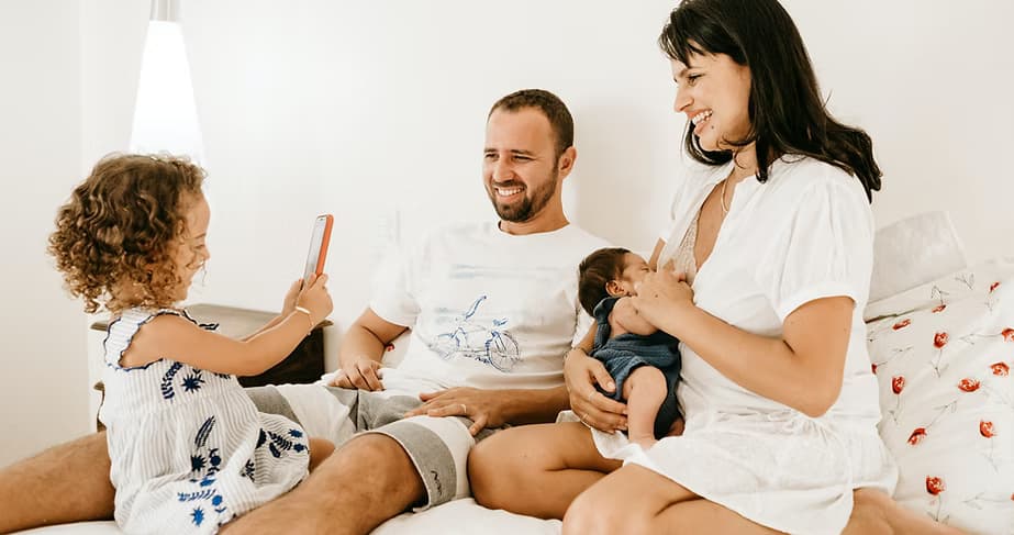 Famille heureuse réunie après une réconciliation amoureuse